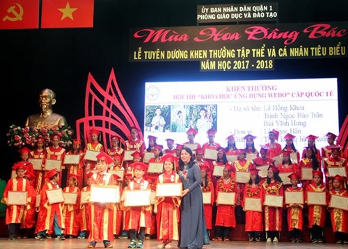 Ngày hội “Mùa hoa dâng Bác” tuyên dương khen thưởng giáo viên, học sinh tiêu biểu năm học 2017 – 2018